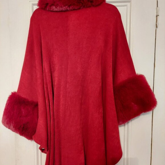 NWOT Red Cape w/ Faux Fur One Size - Picture 2 of 2